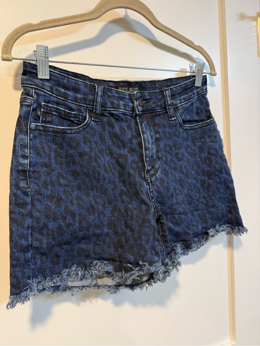 Judy Blue Women’s Blue Leopard Print Mod-Ruse Fray Hem Shorts - Size Medium - Picture 2 of 8